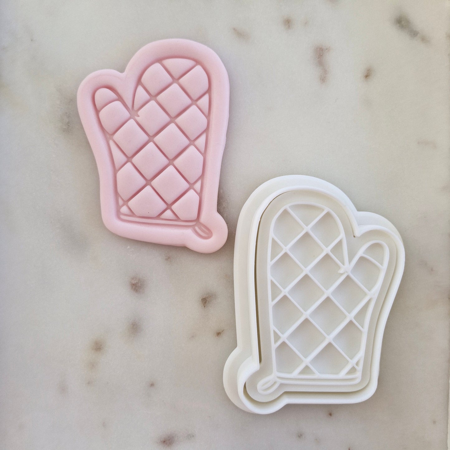 Oven Mitt Cookie Cutter and Stamp zoomed out